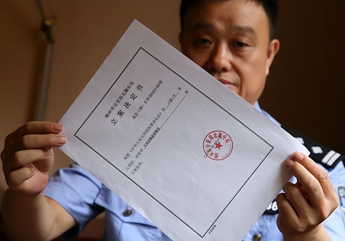 回顾 重庆研究生投诉民警被上门"铐走"?派出所传唤违法吗?