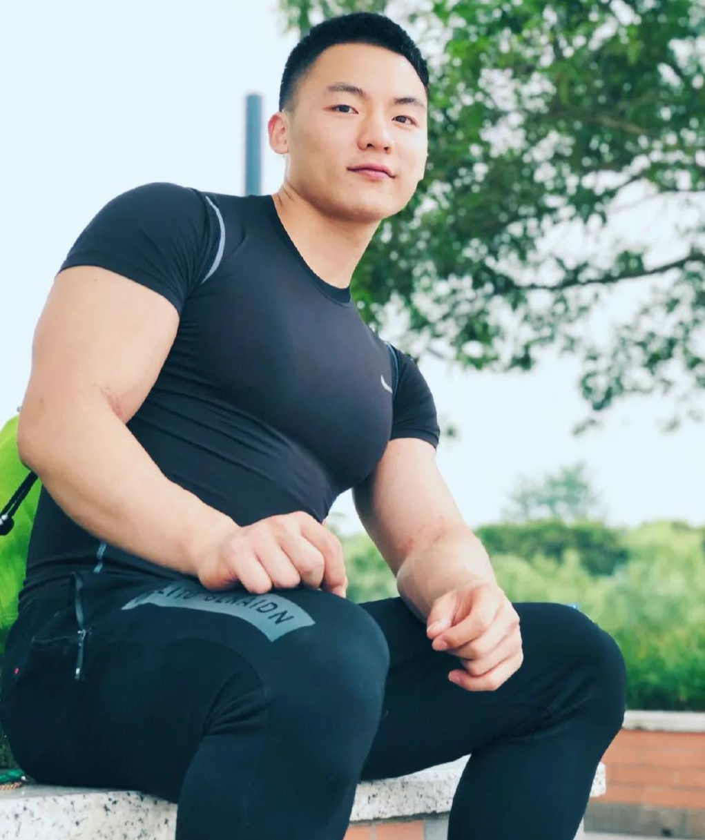 寸头肌肉小哥,公狗腰猛男腿,能亲吻自己的胸肌,目标是健美冠军