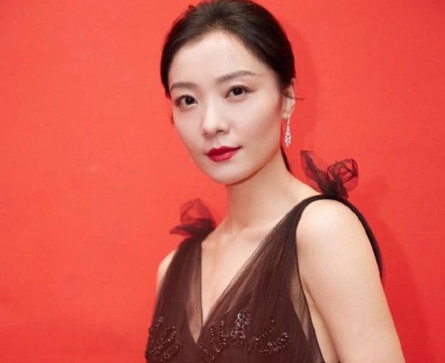 王传君齐溪被拍牵手逛街,网友:他俩什么时候在一起的?