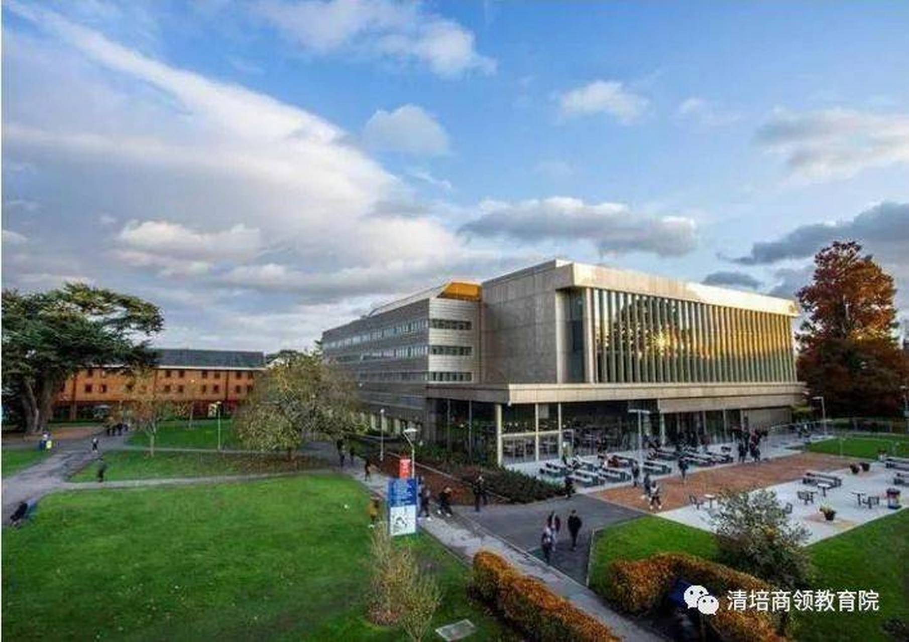 雷丁大学亨利商学院是全球仅有的73所同时通过amba,equis,aacsb三重