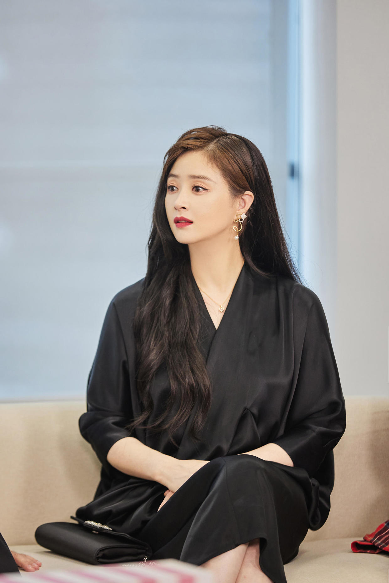 蒋欣终于穿对了,一袭黑色v领连衣裙简单利落,优雅大方又有气场