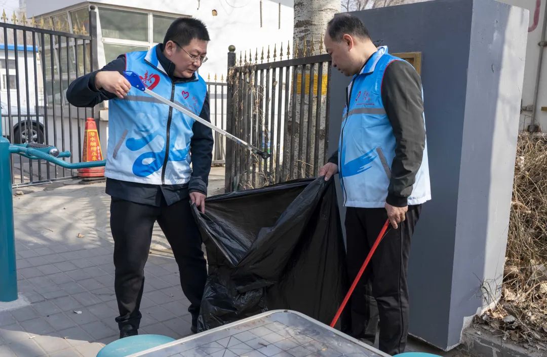 迎两会 学雷锋 美环境 争创城~龙泽园街道开展周末大扫除活动