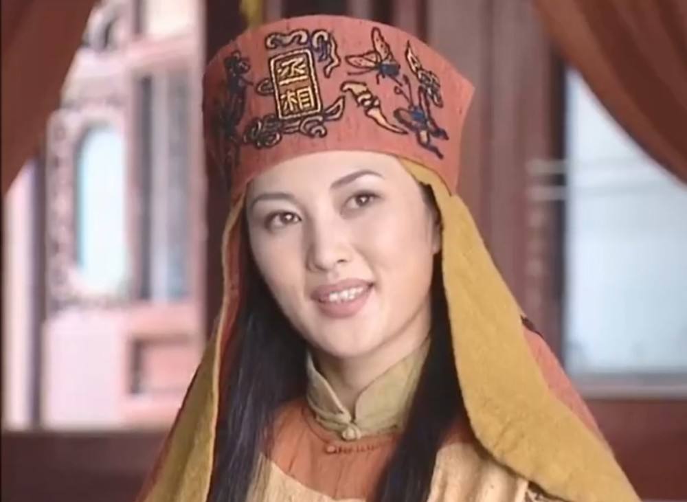 王菁华还曾在邓超版本的《倚天屠龙记》里演了灭绝师太,霸气侧漏,被