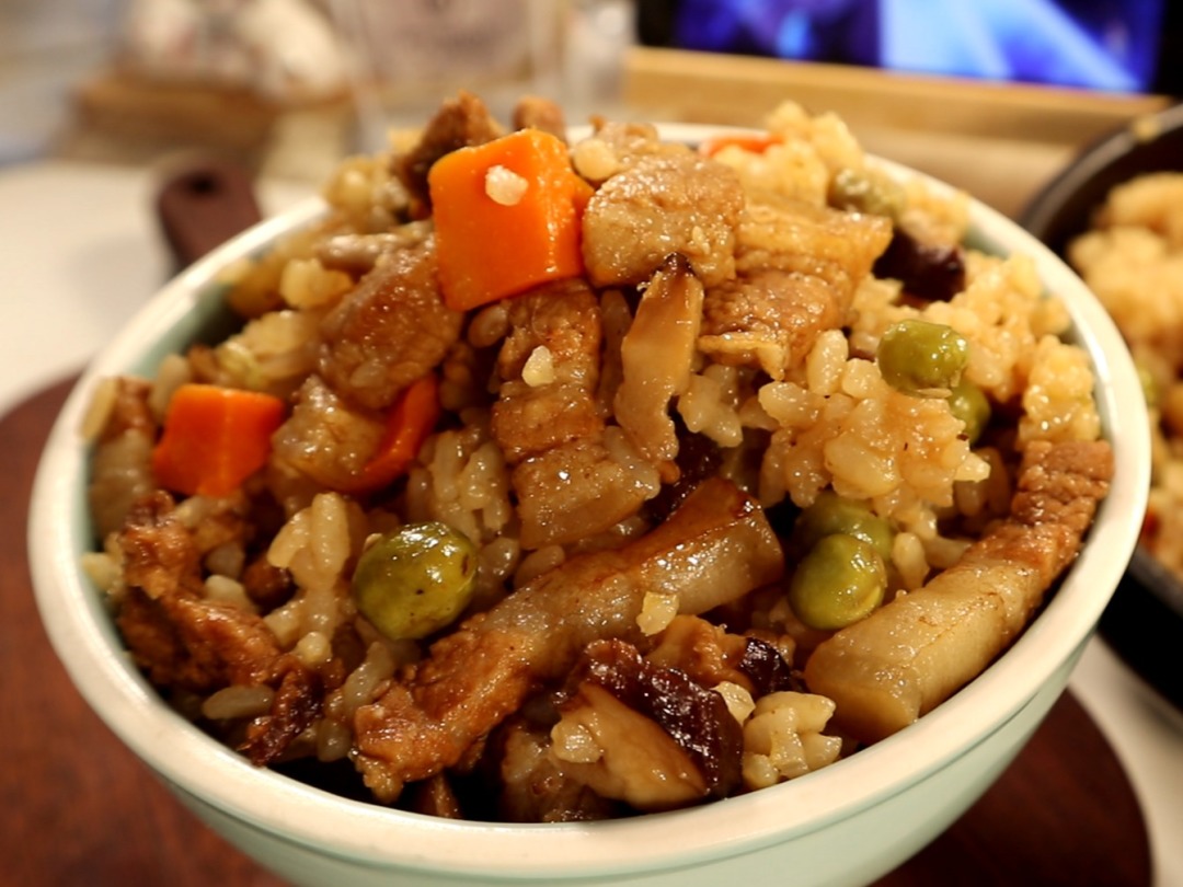 "五花肉焖饭"怎么做好吃?学我这样做,简单又好吃!