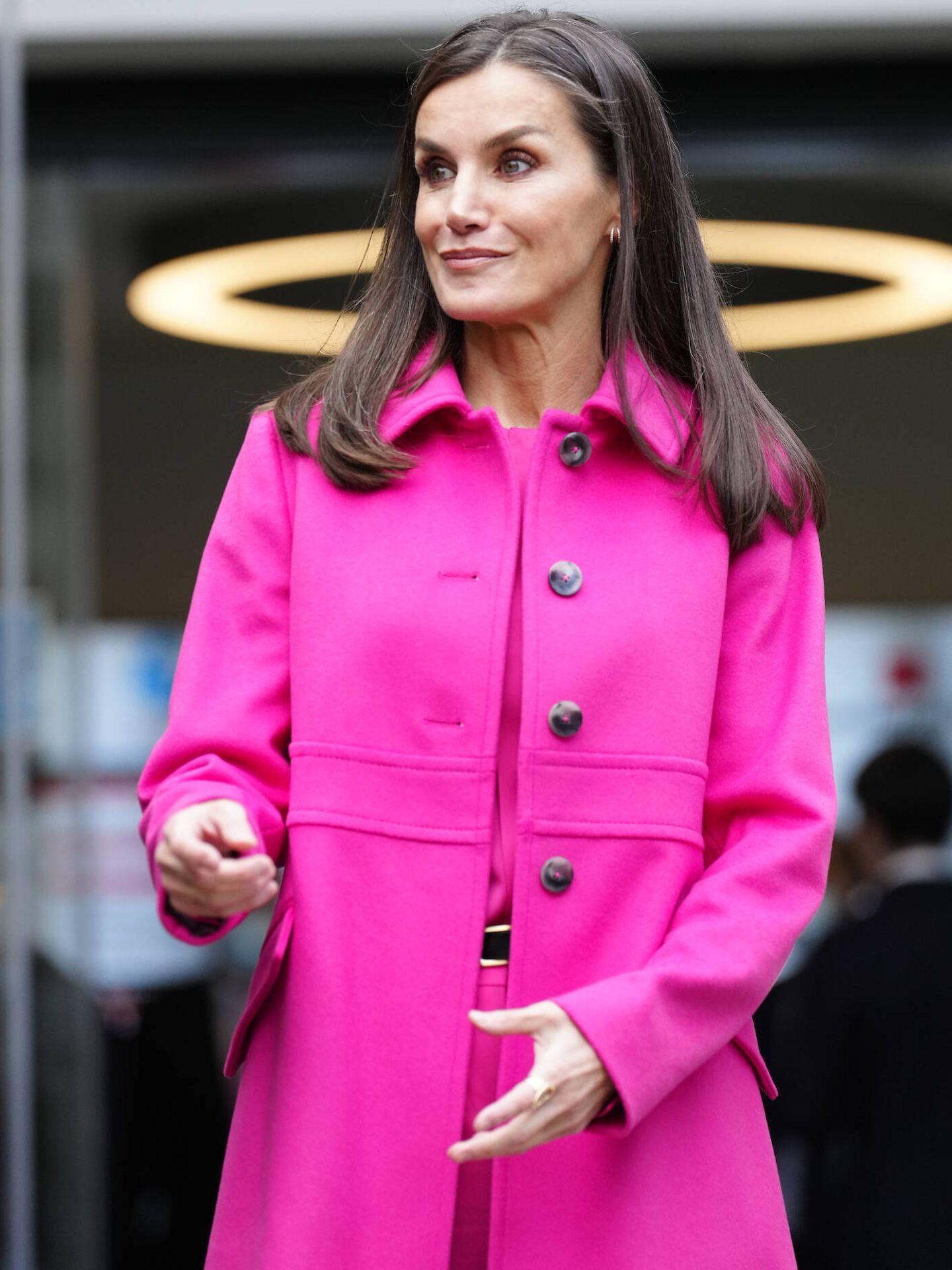 莱后的衣品让人看不懂秋冬大衣配春秋凉鞋高饱和度显黑又显老