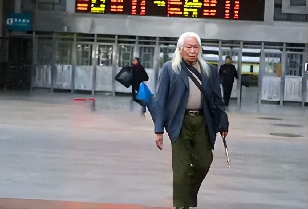 手握一把宝剑和一杆烟枪,活脱脱像武侠小说描述的仙风道骨的老仙人