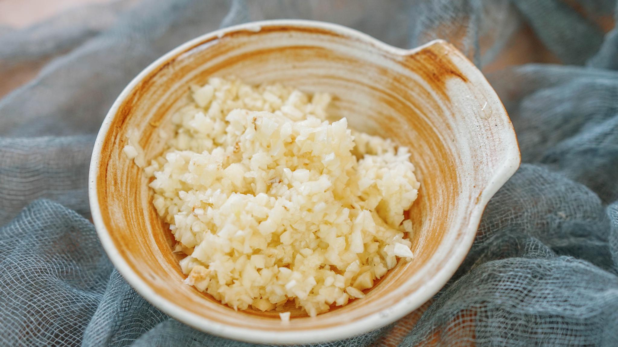 生吃大蒜好处多,不但杀菌还能抗肿瘤?建议:这4种人要少碰