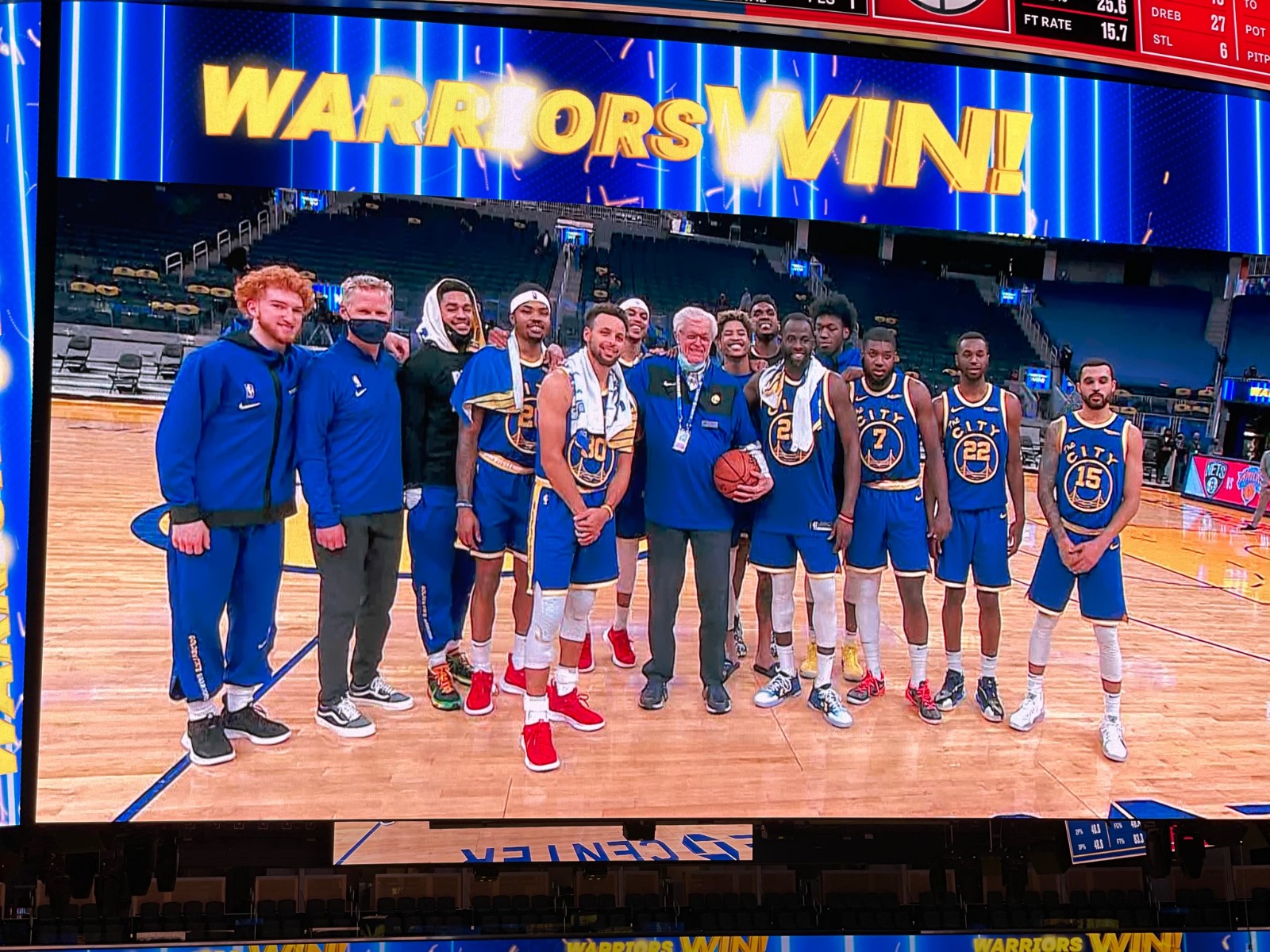 泪目!82岁记分员正式退役,他n投1中后,勇士全队欢呼如夺冠