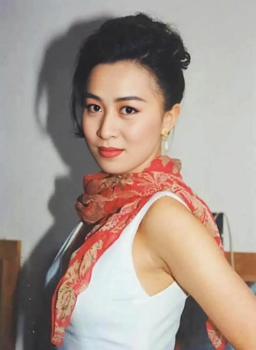 论起长相,刘嘉玲,当初也是香港演艺圈女明星们的公敌,因为她太漂亮了