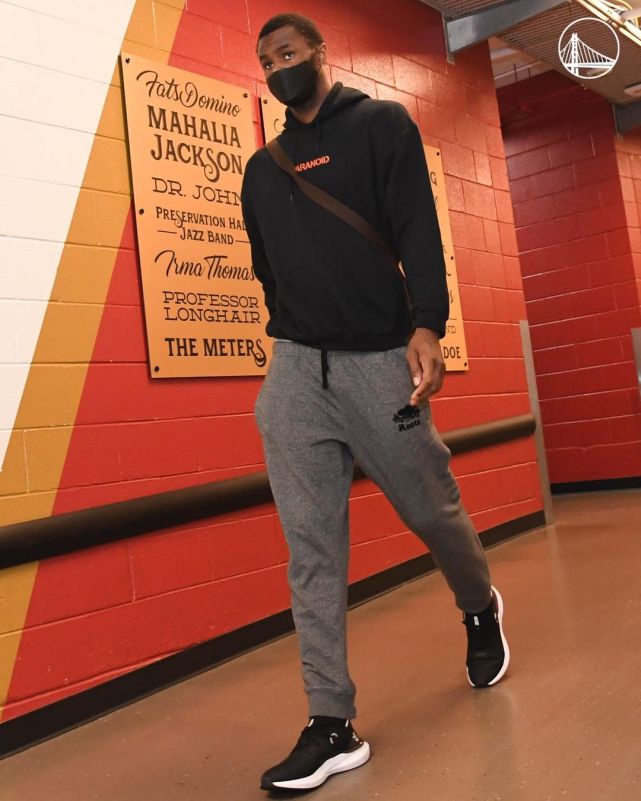 再碰面鹈鹕!橙色库里上线红红火火 格林把自己捂了个严严实实