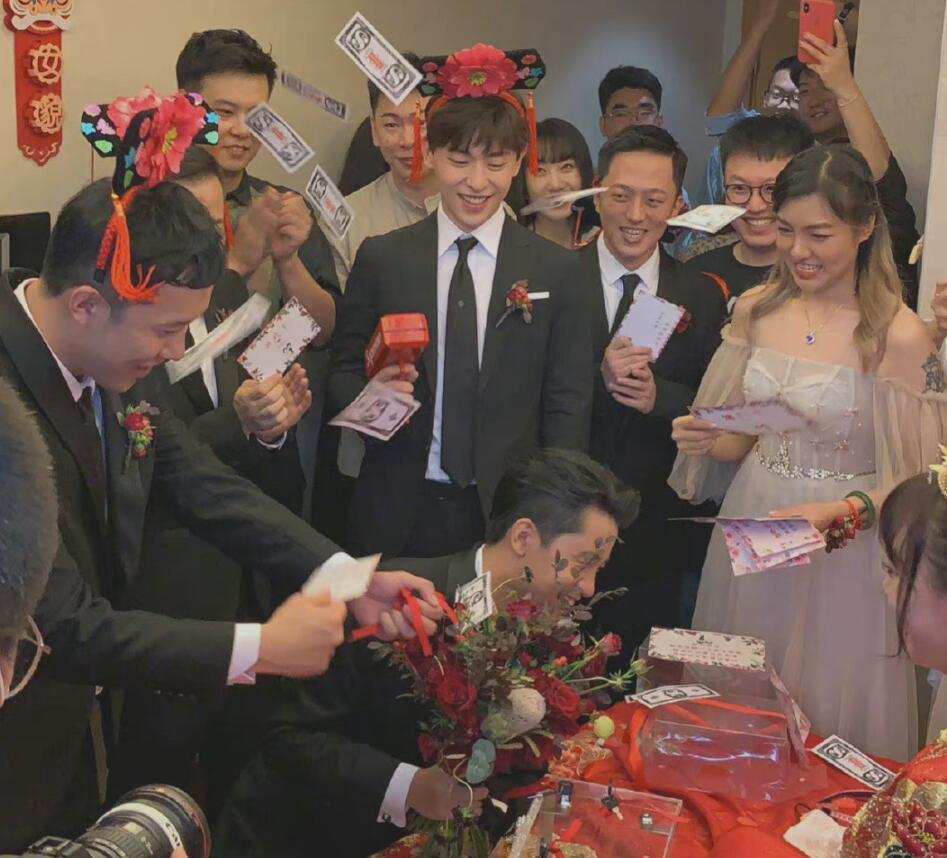 辛芷蕾回老家参加朋友婚礼,打扮精致只敢站门边,乖巧反差萌十足