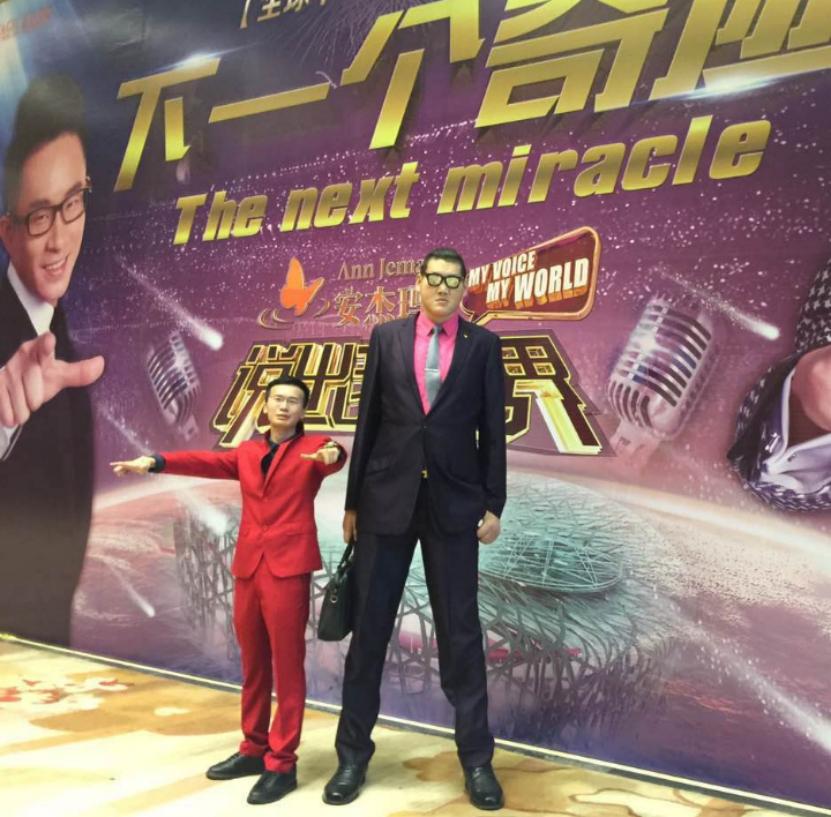 巨人张欢:身高2.38米,找1.55米的网红女友,如今怎么样了?