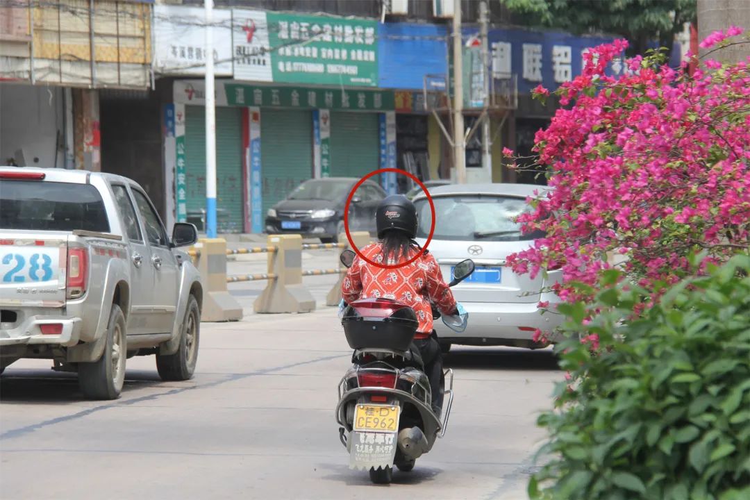 岑溪北环大道美女图片