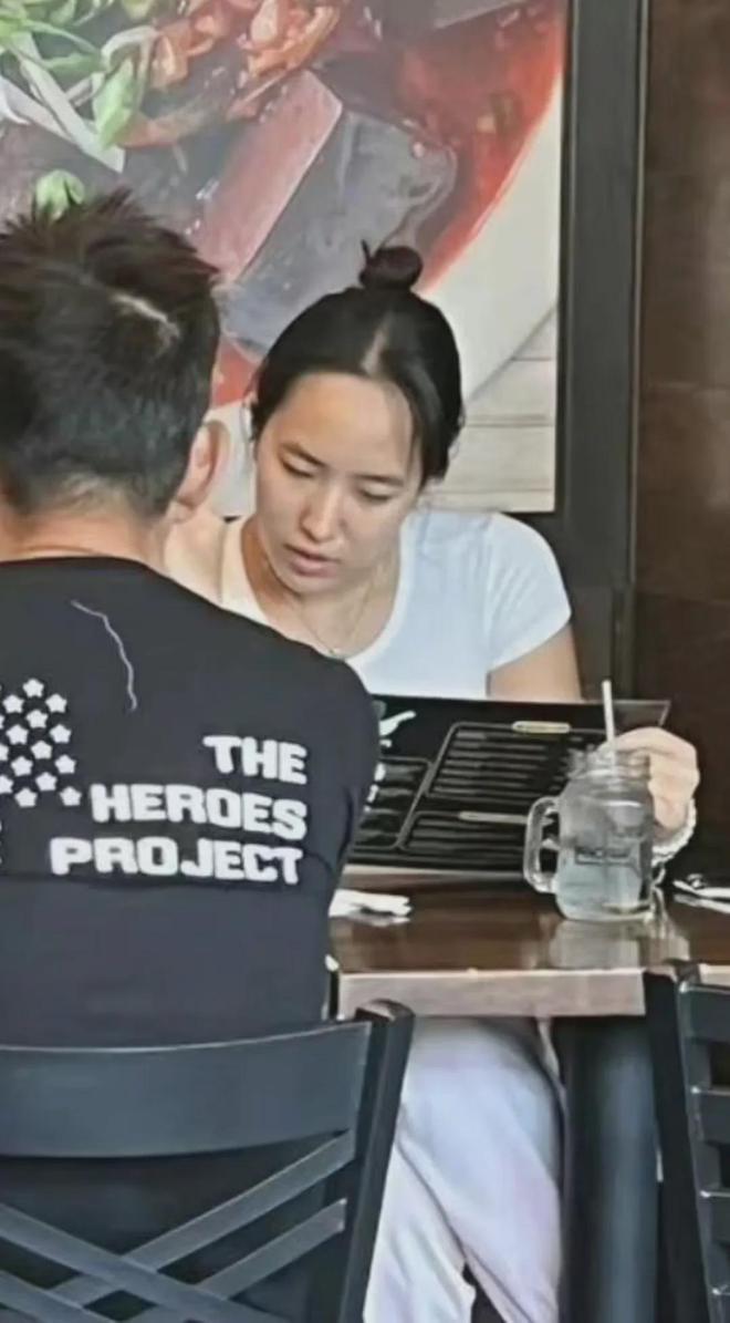 任贤齐在美国的近况被曝:和54岁的老婆在越南餐馆用餐,状态超好