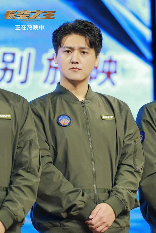 卜钰青岛路演现场表演长空之王版"挖呀挖呀挖"