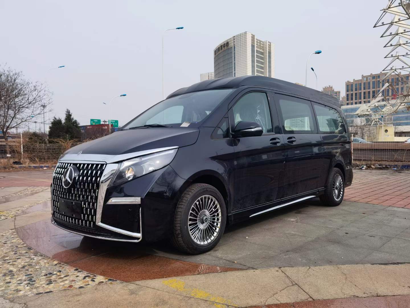 进口奔驰7座高顶v250商务车,天窗,电视,航空座椅,沙发床齐了