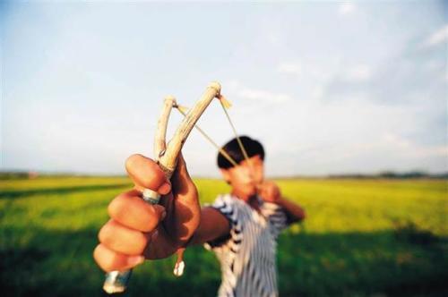 古代没有橡胶,古人做弹弓用的是什么材料又是怎么制作的?