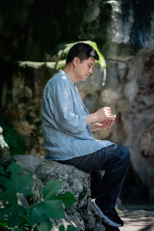 从大自然走出来的艺术家!吴灶发俏色巧雕,妙手刻花鸟,令人称奇