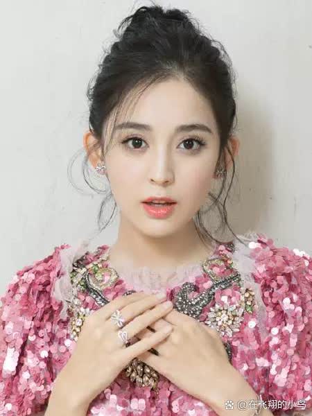 凭借其出色的外表和演技,她在中国影视圈崭露头角,并成为了许多粉丝心