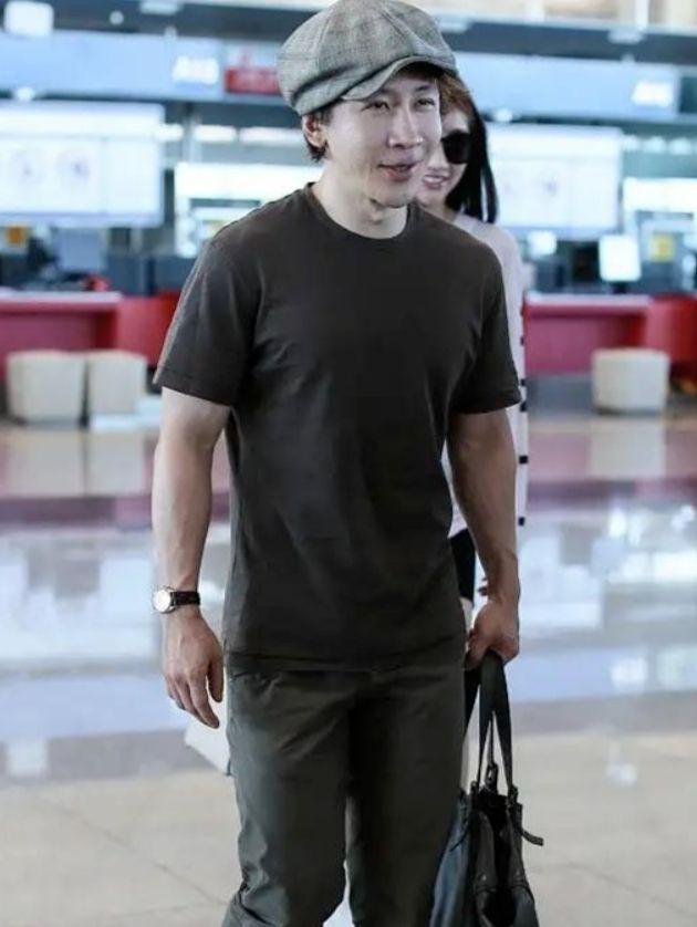 刘谦小11岁的老婆颜值不输明星,他身材发福穿衬衫都紧绷