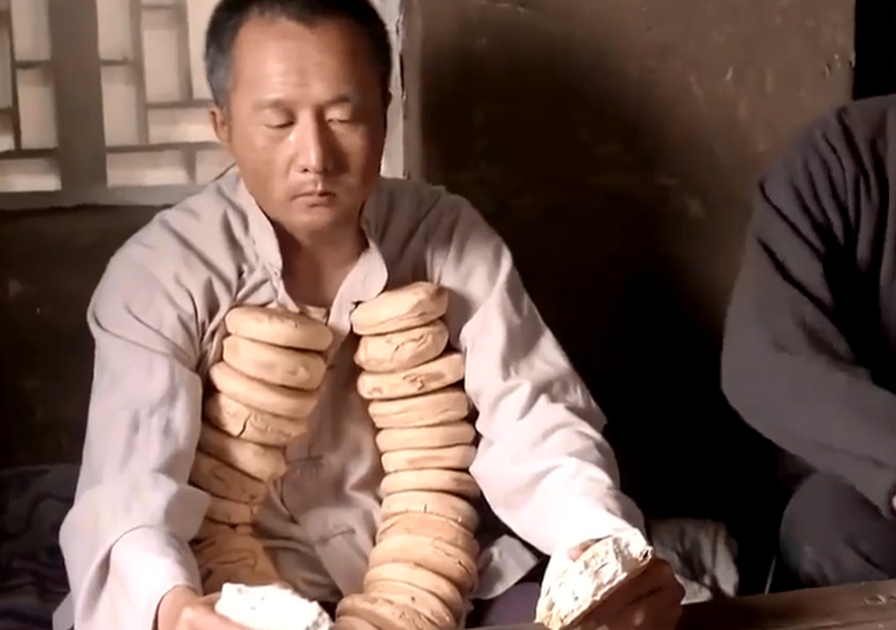 脖子挂大饼饿死,是懒还是抑郁? 最近,有一则新闻引发了网友的热议.