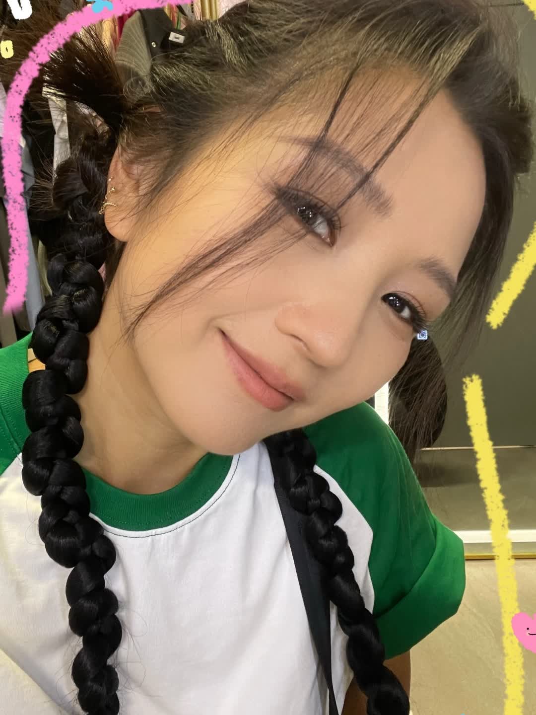 何洁瘦下来也喜欢自拍了,侧脸还和刚出道时一样俏皮甜美,她本身底子就