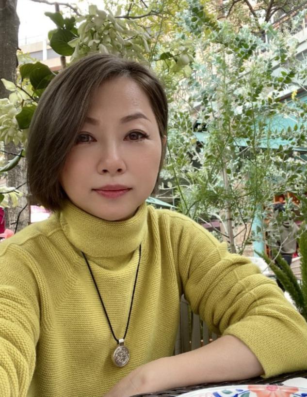 港星刘玉翠退休生活好滋润,定居广州在街头热舞,被指撞脸董卿?