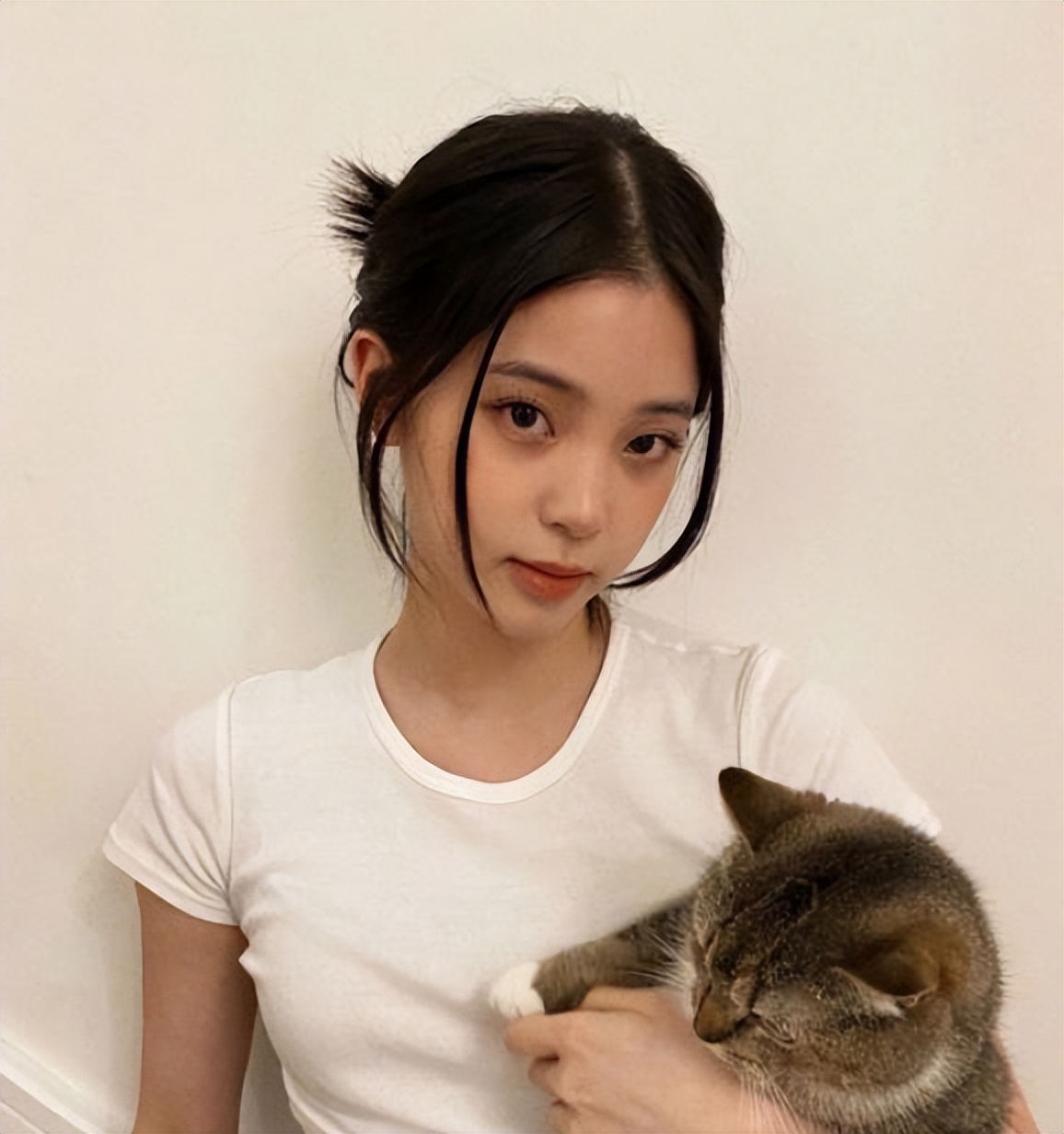 欧阳娜娜国外晒出游照,穿白吊带上围傲人身材好,评论区骂声一片