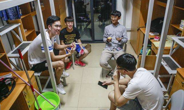 大学男生的宿舍可以有多脏?床铺成餐桌,网友直言无从下脚