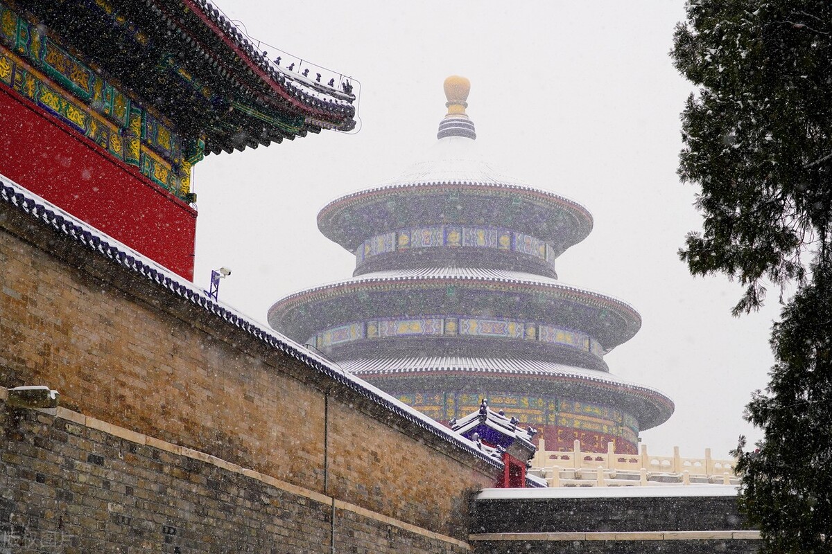 北京降下鹅毛大雪 天坛雪中银装素裹美如画