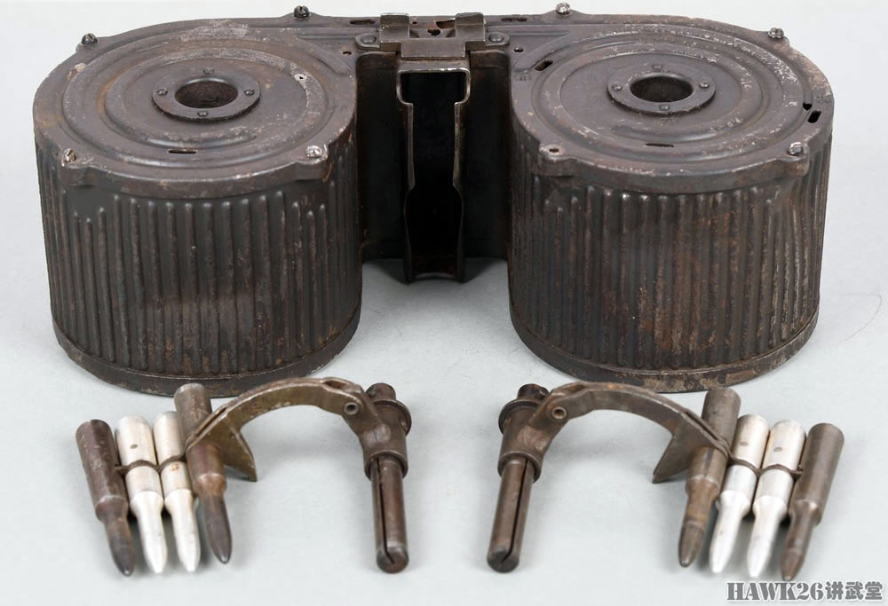 图说:德国mg34机枪使用的供弹具 两种弹鼓本质不同 很容易混淆