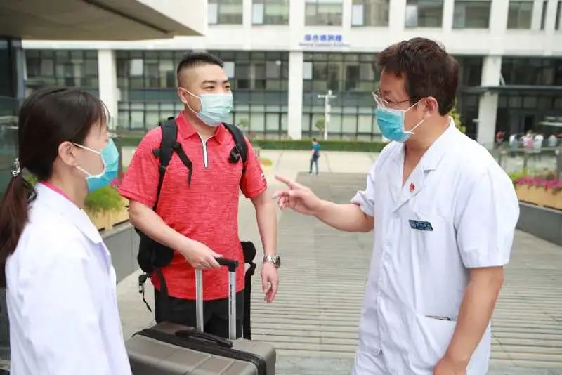 热点北京多家医院支援地坛医院，白衣战士再出征！