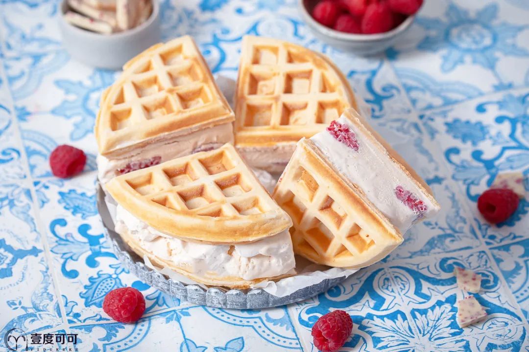 上新啦香草牛奶冰淇淋华夫饼三明治配覆盆子制作