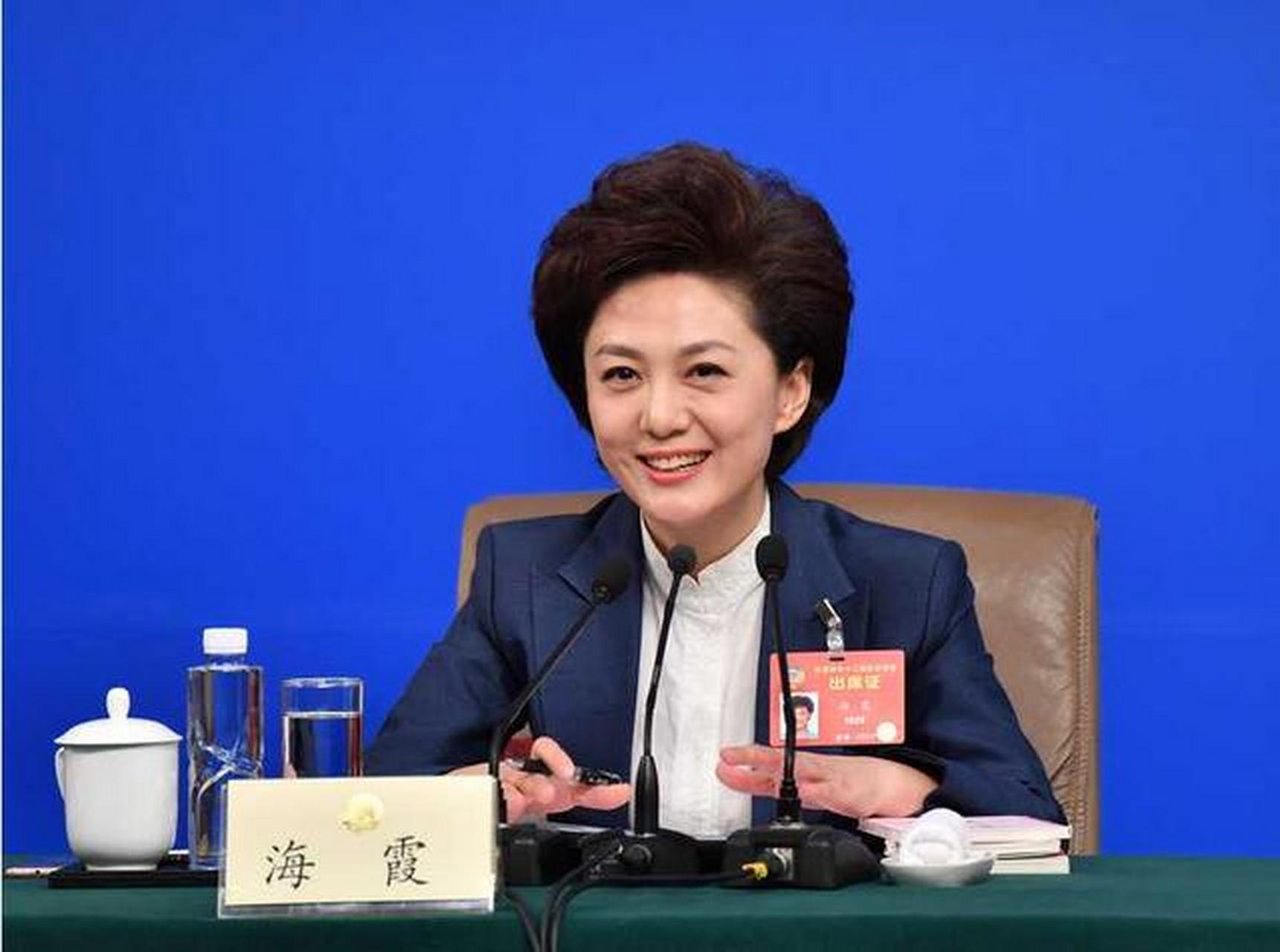 关于2020央视二套女主持人名单的信息