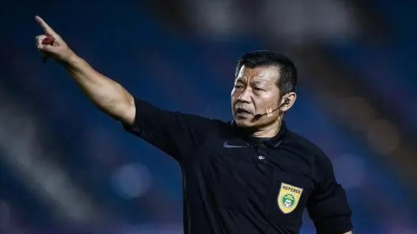 中超裁判频现昏哨,针对海港找平衡,聘用外籍裁判势在必行