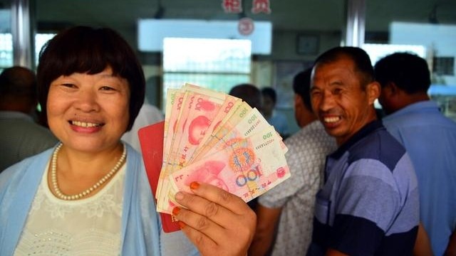 农村户口领取养老金时要按照年龄领取,其他补贴与年龄有关吗?