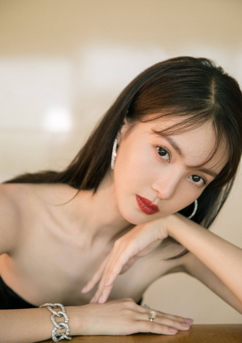 电影《孤注一掷》的确让金晨一举成名?朱一龙转型成资本?