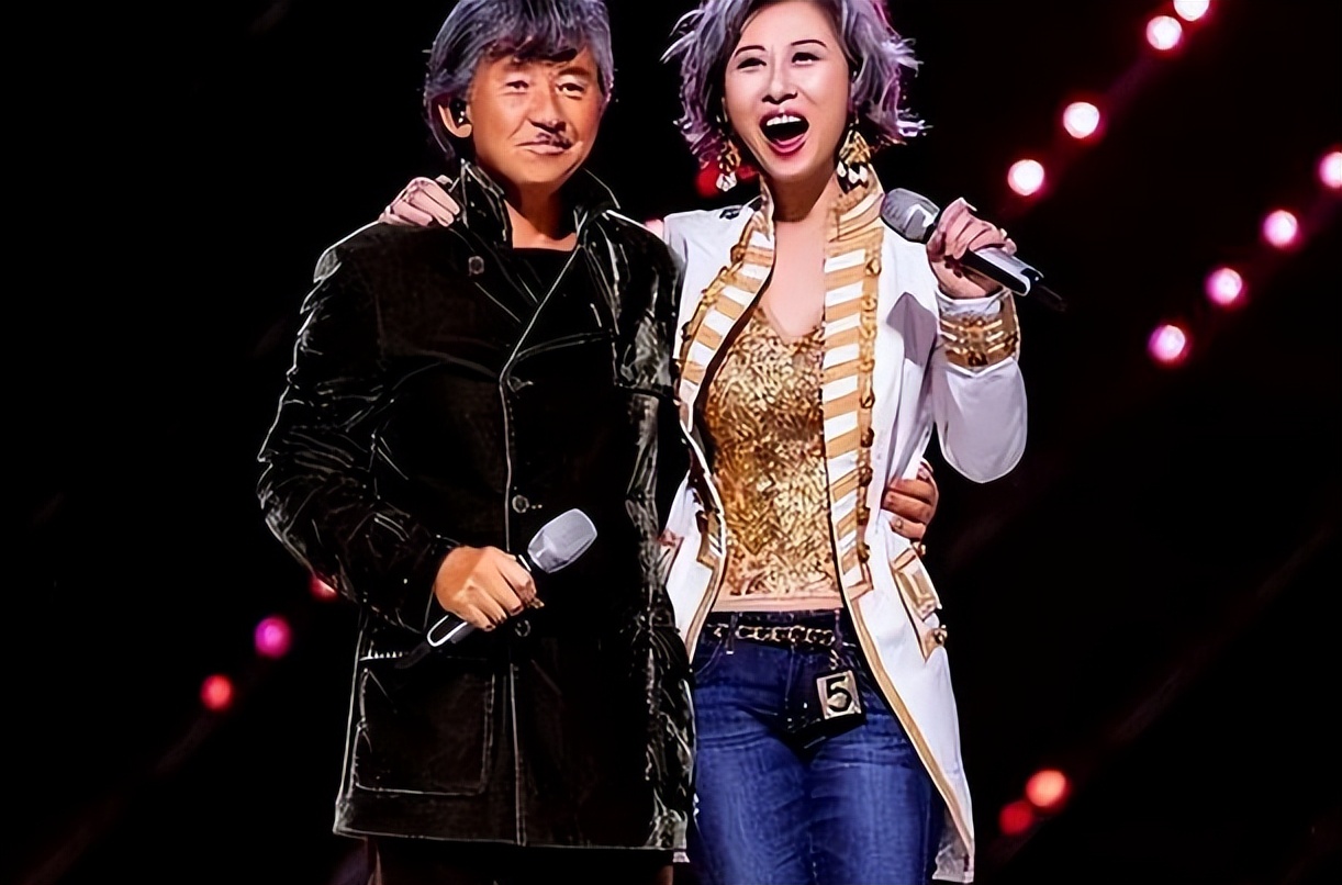 叶倩文开心出席继子婚礼照片流出!和林子祥穿情侣装真像