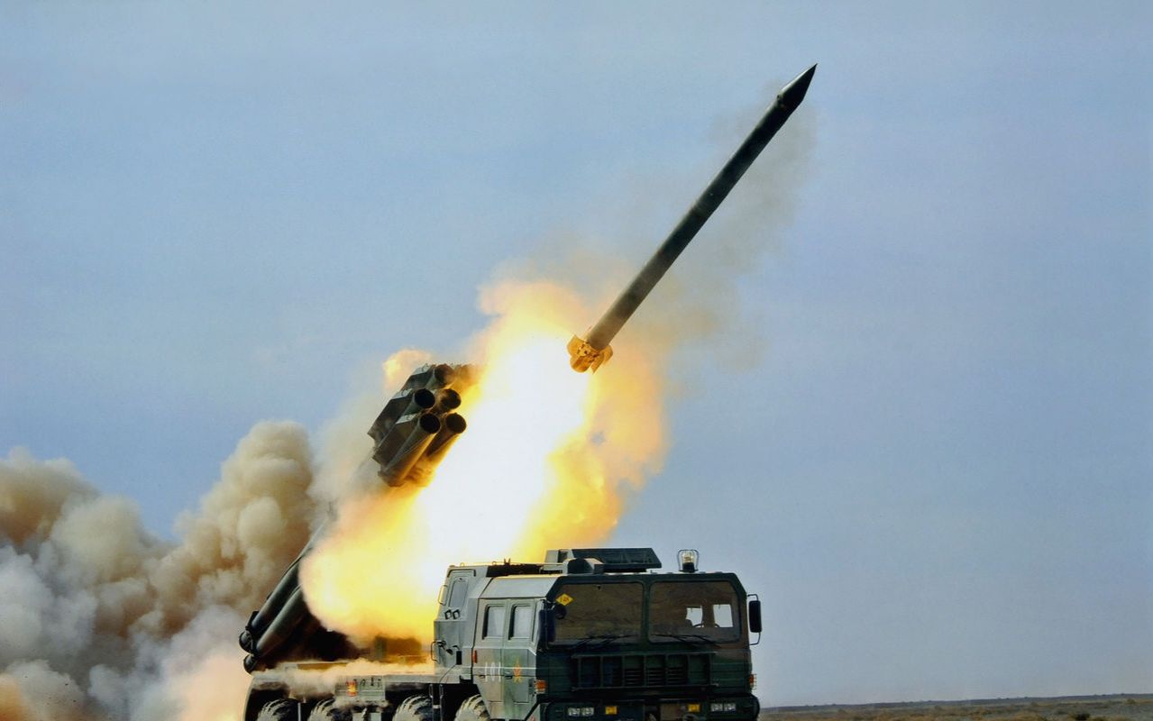 我国a300火箭炮有多强?射程达到300公里,误差却仅有2米