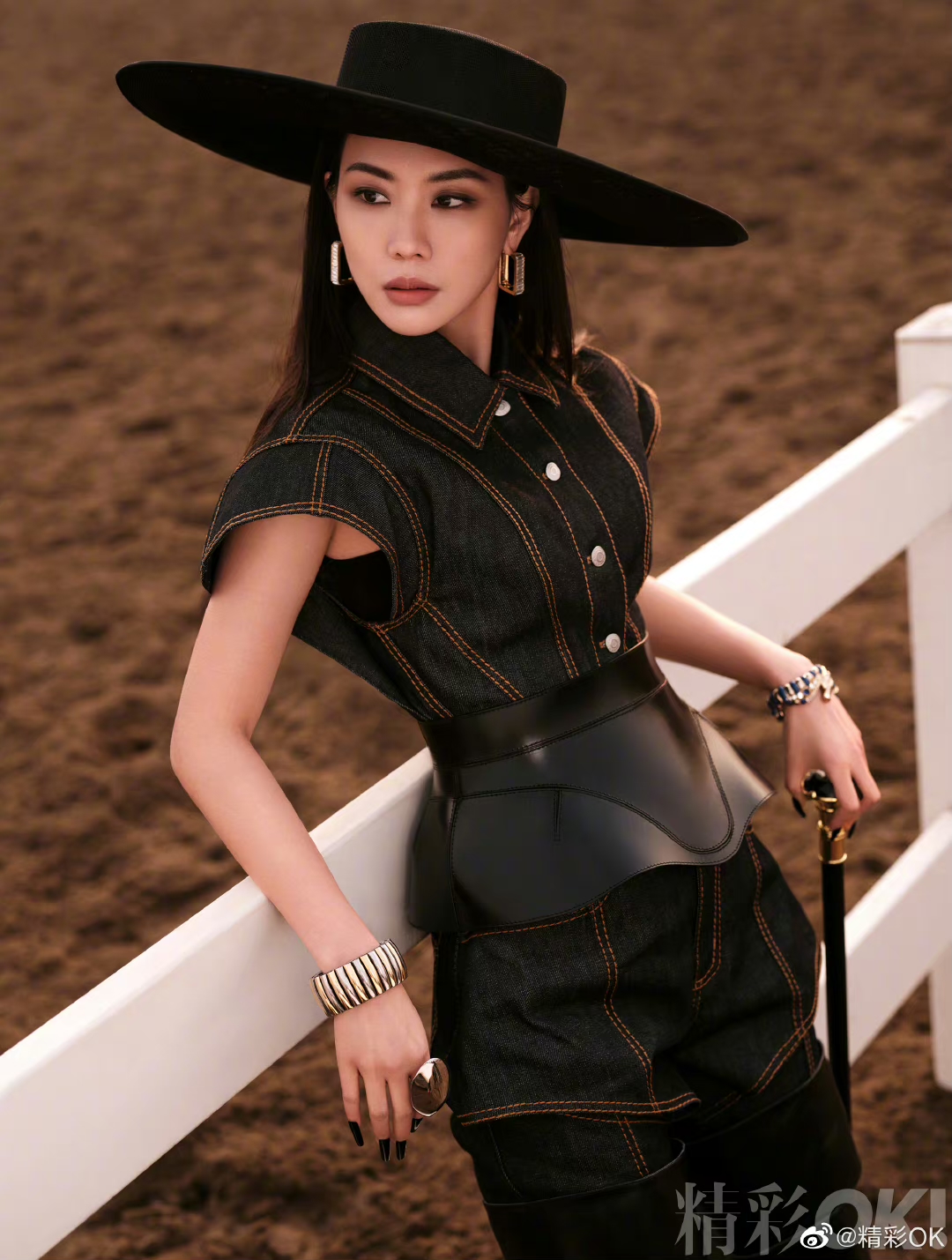 杨幂登《ok精彩》周年刊,穿鱼鳞袜大秀美腿,复古摩登