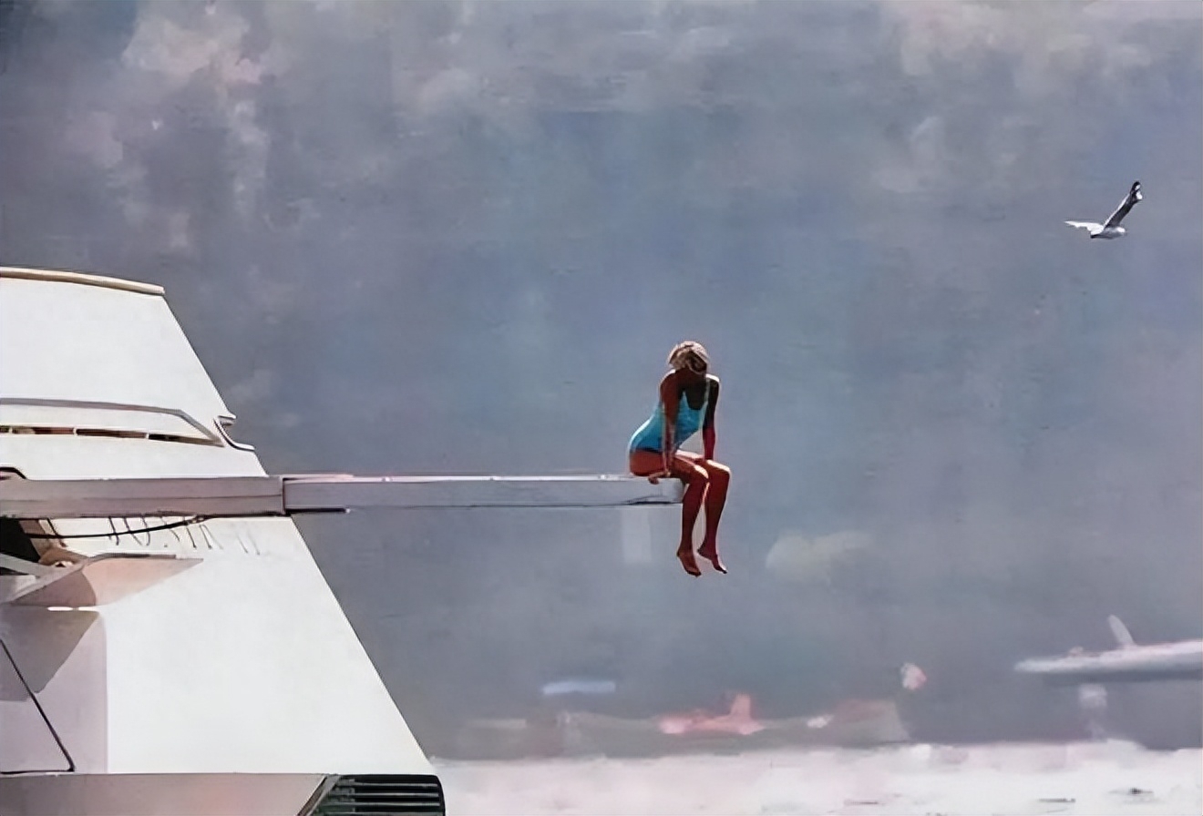 回顾82年,21岁的戴安娜穿粉色泳装身材傲人,查尔斯却看不到她的美