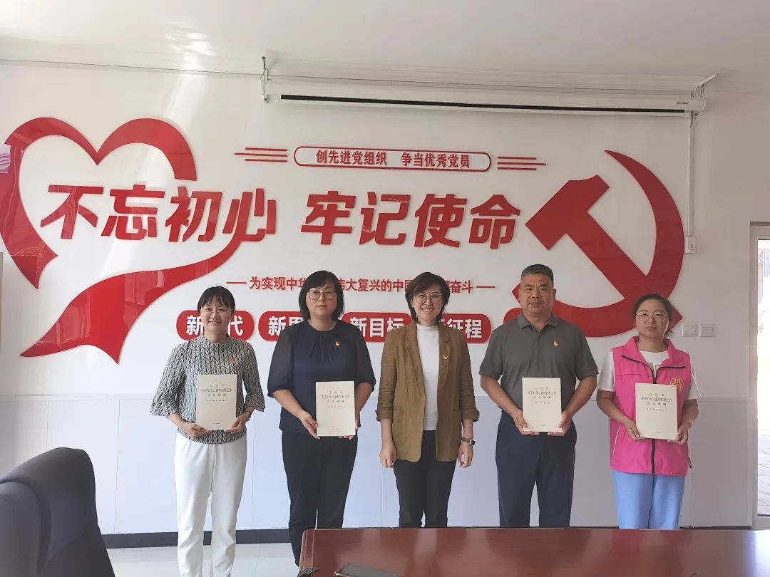 大兴区妇联到采育镇"双百双千"城乡共建村进行"七一"走访慰问