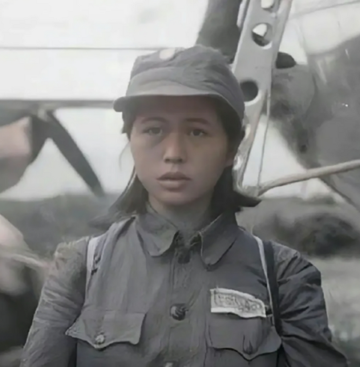 这位勇敢的年轻女兵叫做周晓会,她在牺牲时只有18岁.