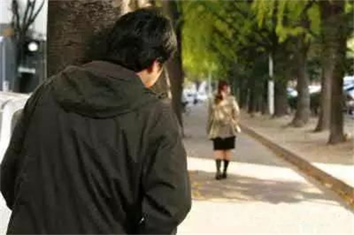 妻子拒绝过夫妻生活,丈夫怀疑妻子有染,偷跟踪妻子终撞破 案例