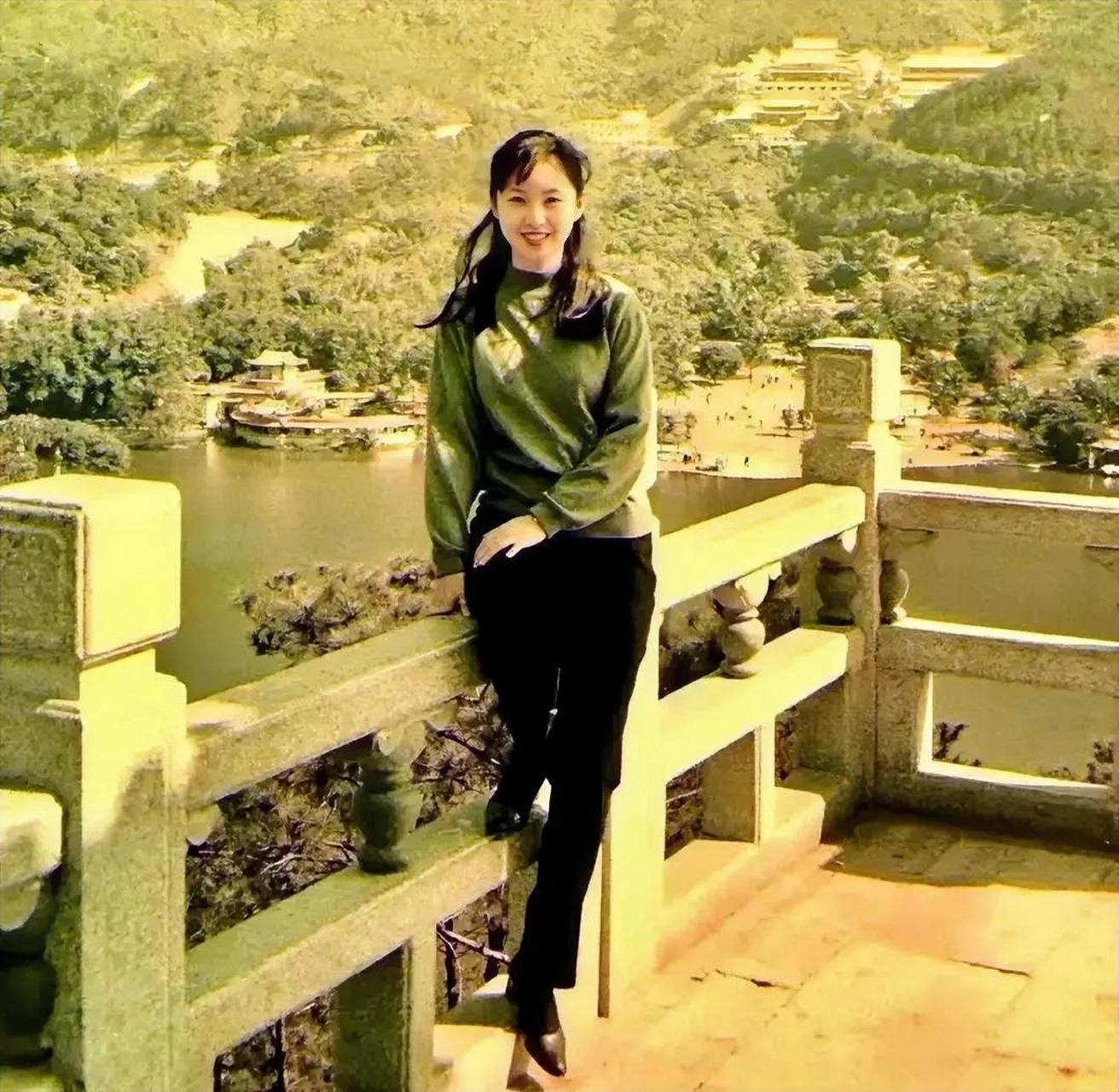 90年代,深圳仙湖植物园,一个"打工妹"的,留下了这一张照片,镜头中的她