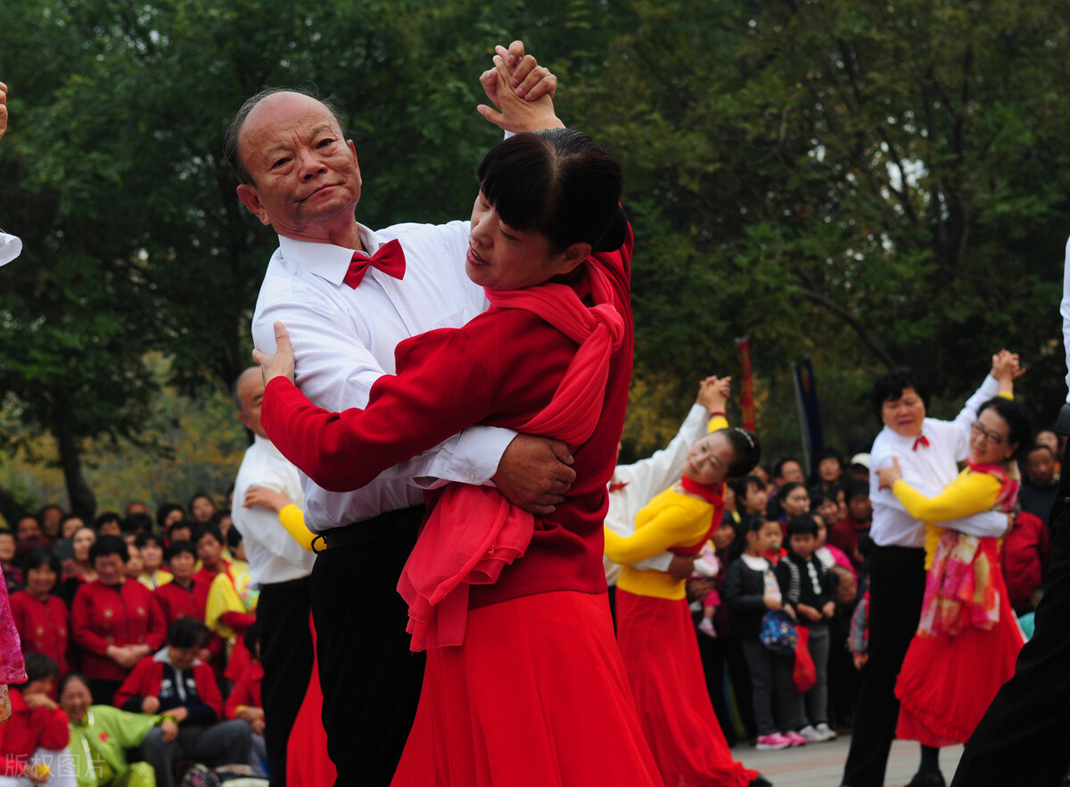 62岁老人自述:跳交谊舞一个月,被打三次,才知道交谊舞跳不得