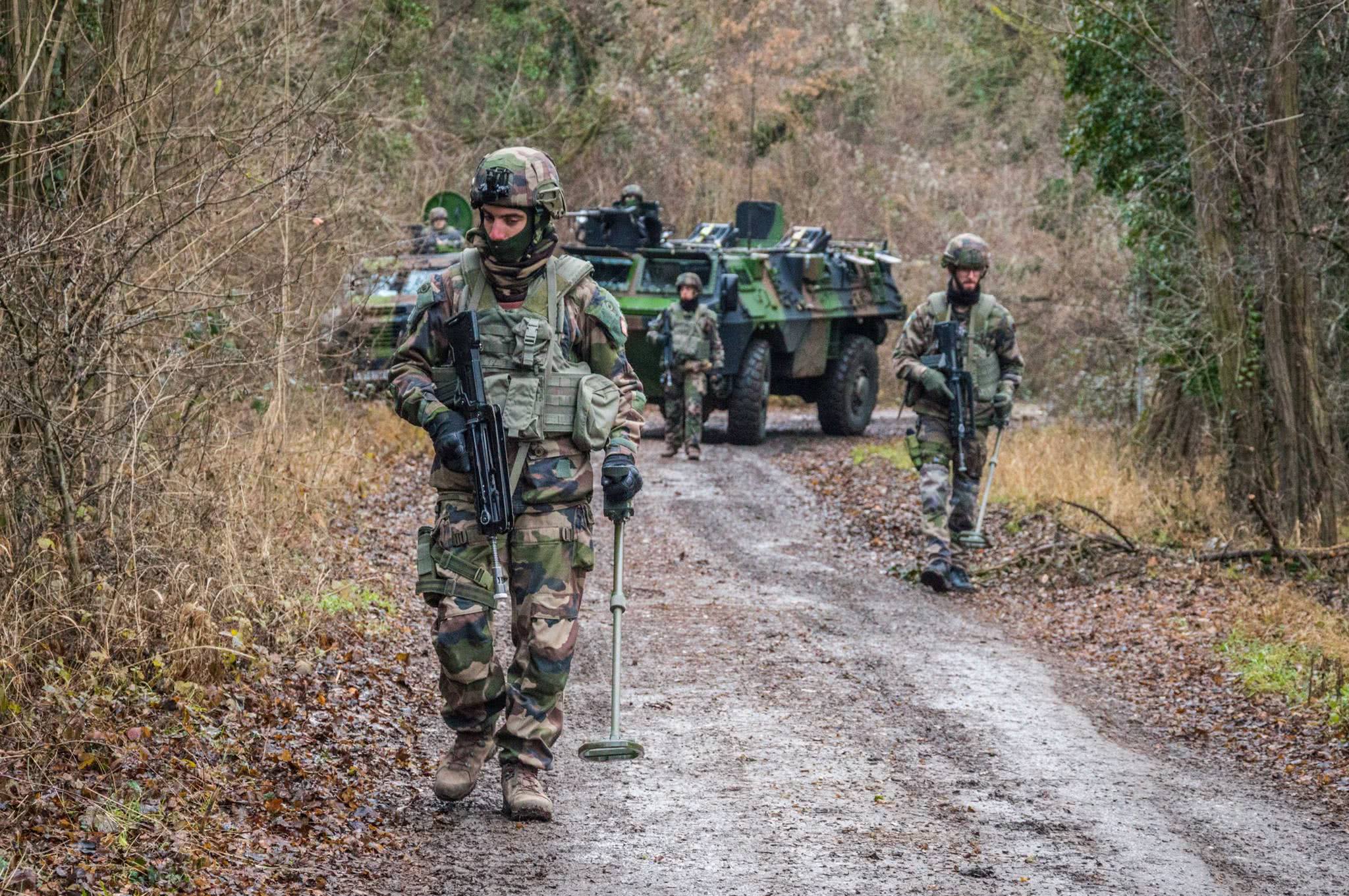 看了过瘾!东部战区跨代换装新战斗机,美军演练台海冲突逃跑战术