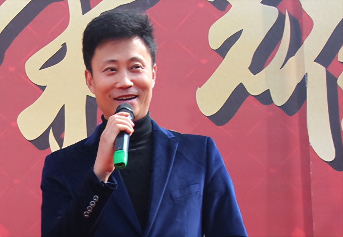 回顾耿为华娶小14岁女粉丝离婚抱着女儿痛哭如今女儿成他骄傲