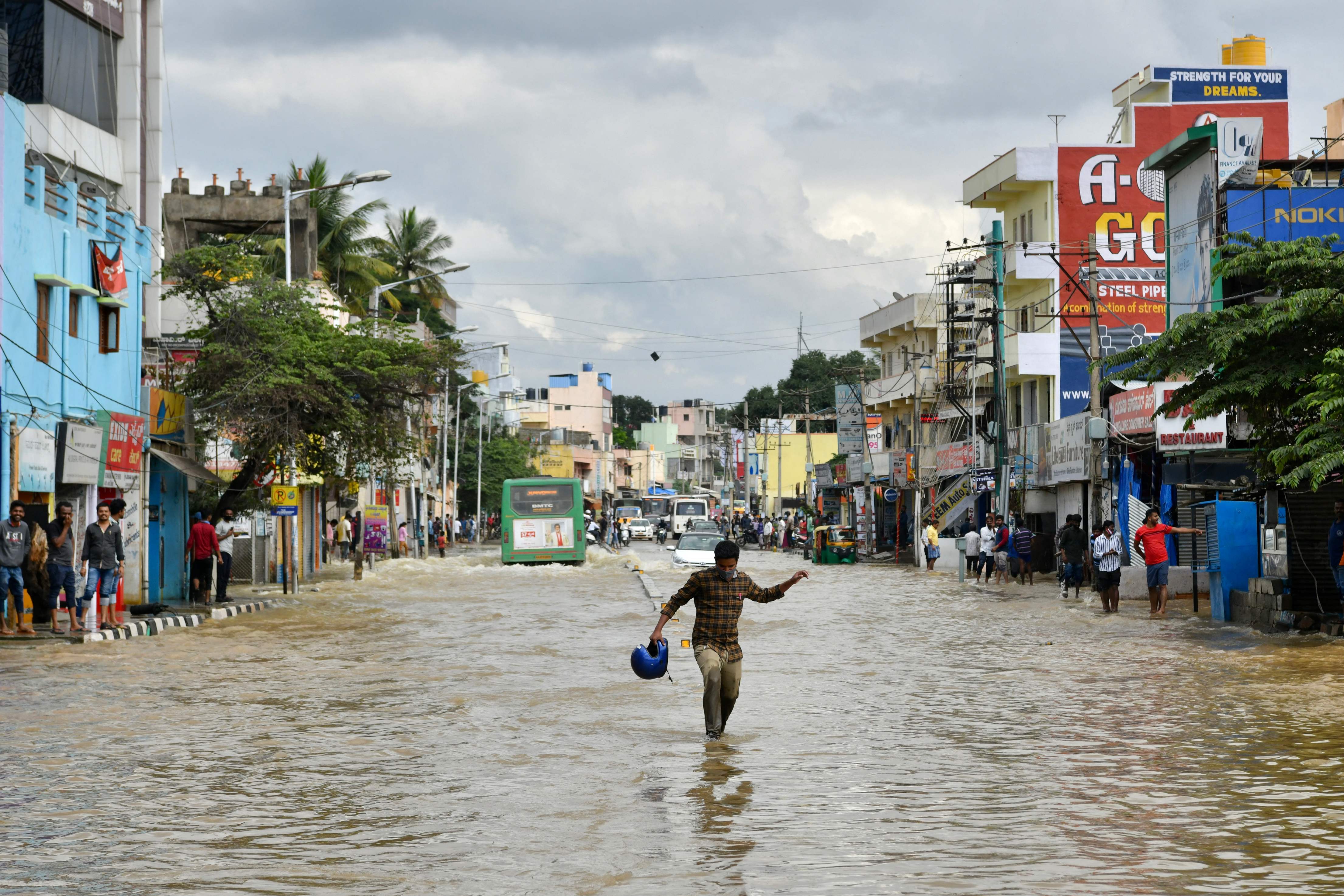 印度南部遭遇暴雨