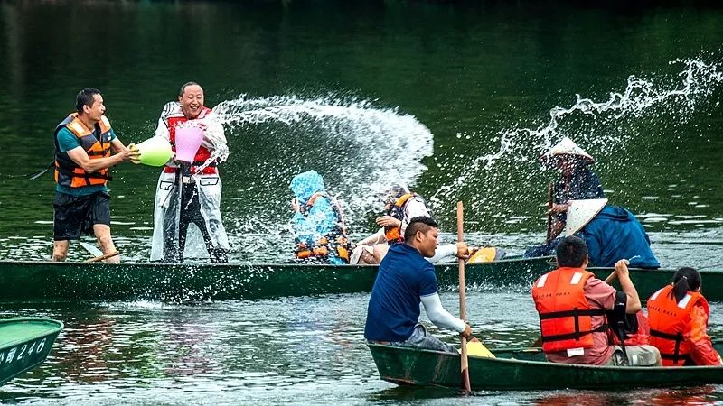 普者黑:泼水狂欢乐逍遥